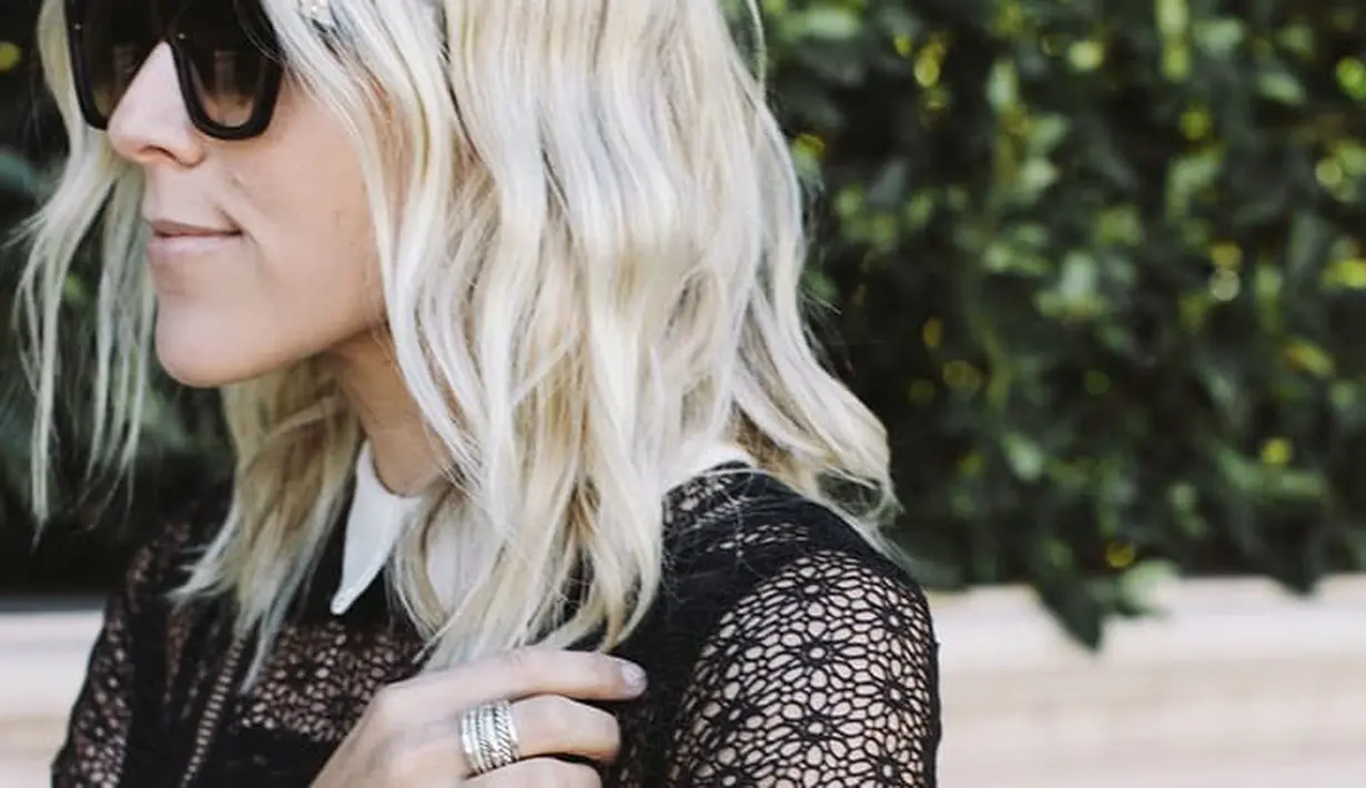 SOFT, NATURAL WAVES WITH A FLATIRON. Sumber : purewow.com.