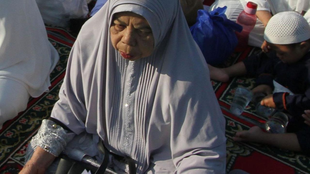 FOTO: Peringatan 1 Muharram 1445 Hijriah, Umat Muslim Khusyuk Berdoa dan Dzikir Bersama di Lapangan Manunggal Bogor Barat