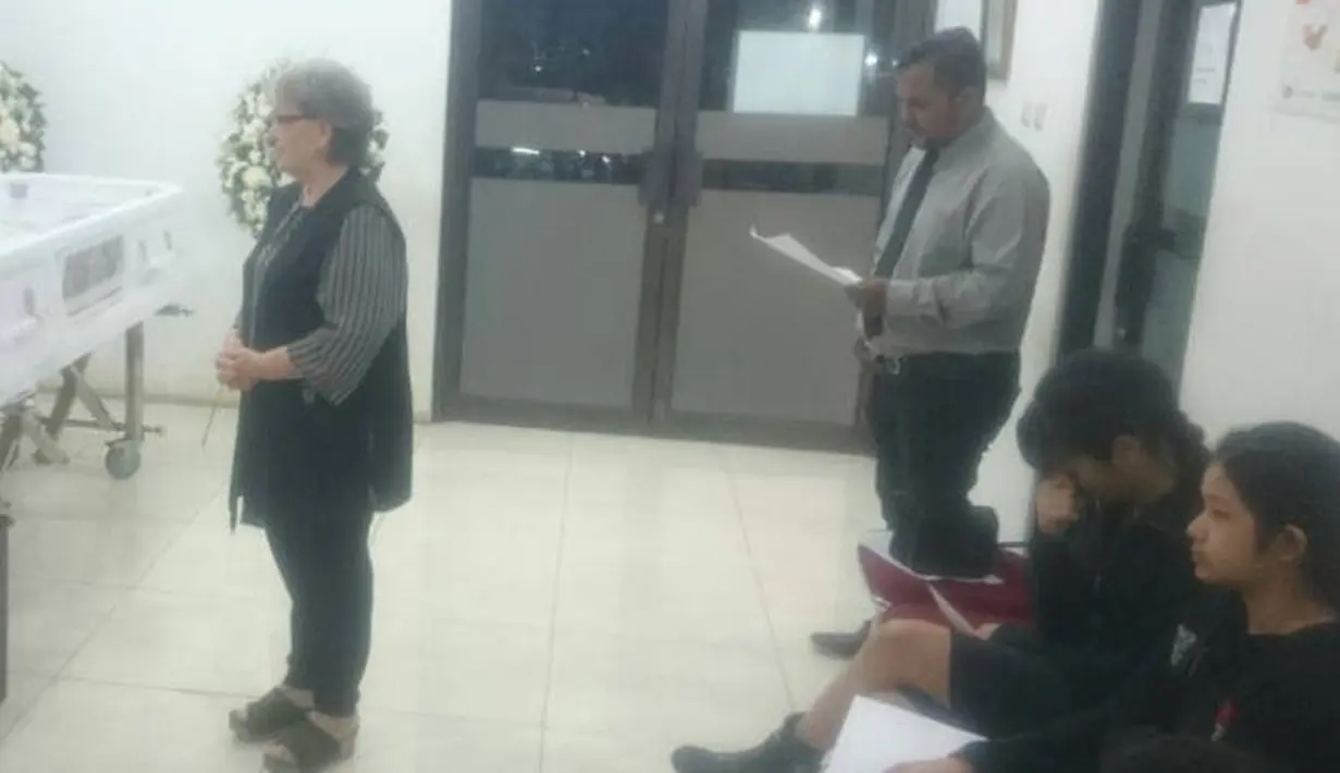 Menghembuskan napas terakhir pada Kamis (1/6/2017), Yana pun akan dimakamkan di TPU Kampung Kandang pada Jumat (2/6/2017). Sebelum prosesi pemakaman, tadi malam telah berlangsung acara kebaktian. (Bambang E.Ros/Bintang.com)