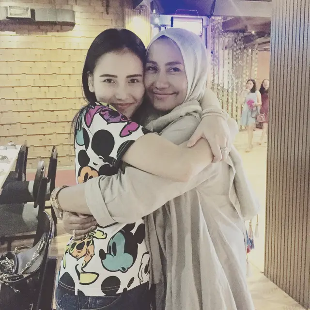 6 Potret Yuli Nenek Ayu Ting Ting yang Awet Muda, Bak ABG