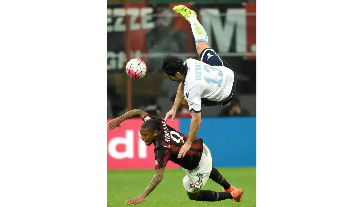 Pemain  AC Milans, Luis Adriano  (kiri) berebut bola dengan pemain Lazio Milan Bisevac pada lanjutan liga Italia serie A di Stadion San Siro, Millan, Senin (21/3/2016) dini hari WIB. (EPA/Daniel Dal Zennaro)