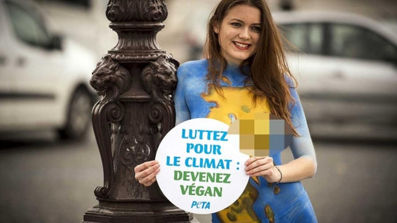 Demo perubahan iklim, model cantik ini nekat pose setengah bugil