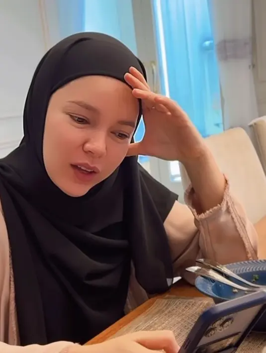 Dewi juga tampil dengan wajah natural tanpa makeup berlebih namun tetap glowing dan tampak awet muda. [@ollaramlan]