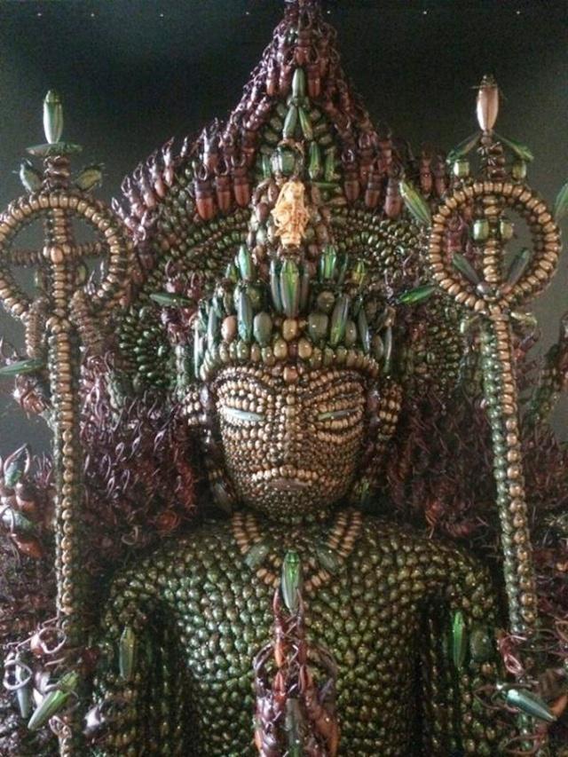 Patung budha ini dibuat dari 20 ribu kumbang yang telah mati | Photo: Copyright odittycentral.com