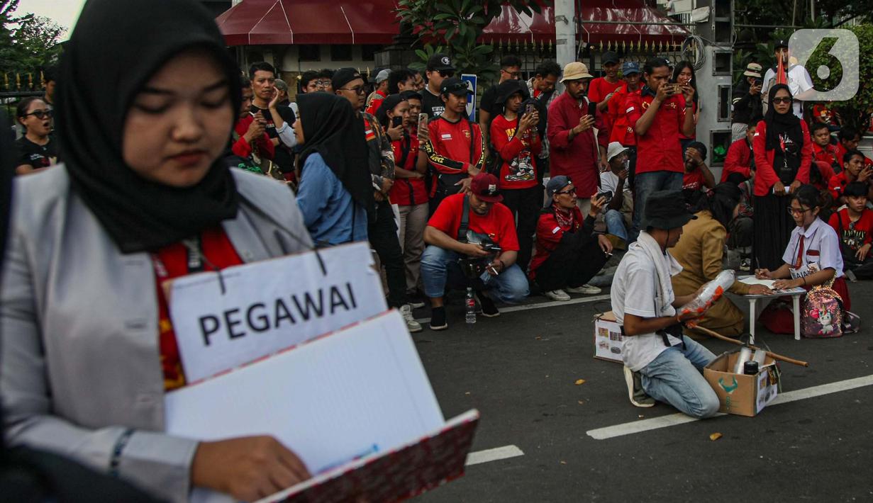 Selain itu, pengunjuk rasa juga mendesak mencabut Undang-Undang Omnibuslaw UU Nomor 6 Tahun 2023 tentang Cipta Kerja. (Liputan6.com/Angga Yuniar)