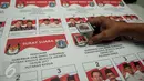 Petugas mengamati kertas surat suara Kedua Pilkada DKI 2017 di Percetakan PT. Gramedia Printing, Cikarang, Jawa Barat, Kamis (23/3). Kertas surat suara untuk Pelgub DKI Jakarta hari ini mulai dicetak. (Liputan6.com/Gempur M Surya)