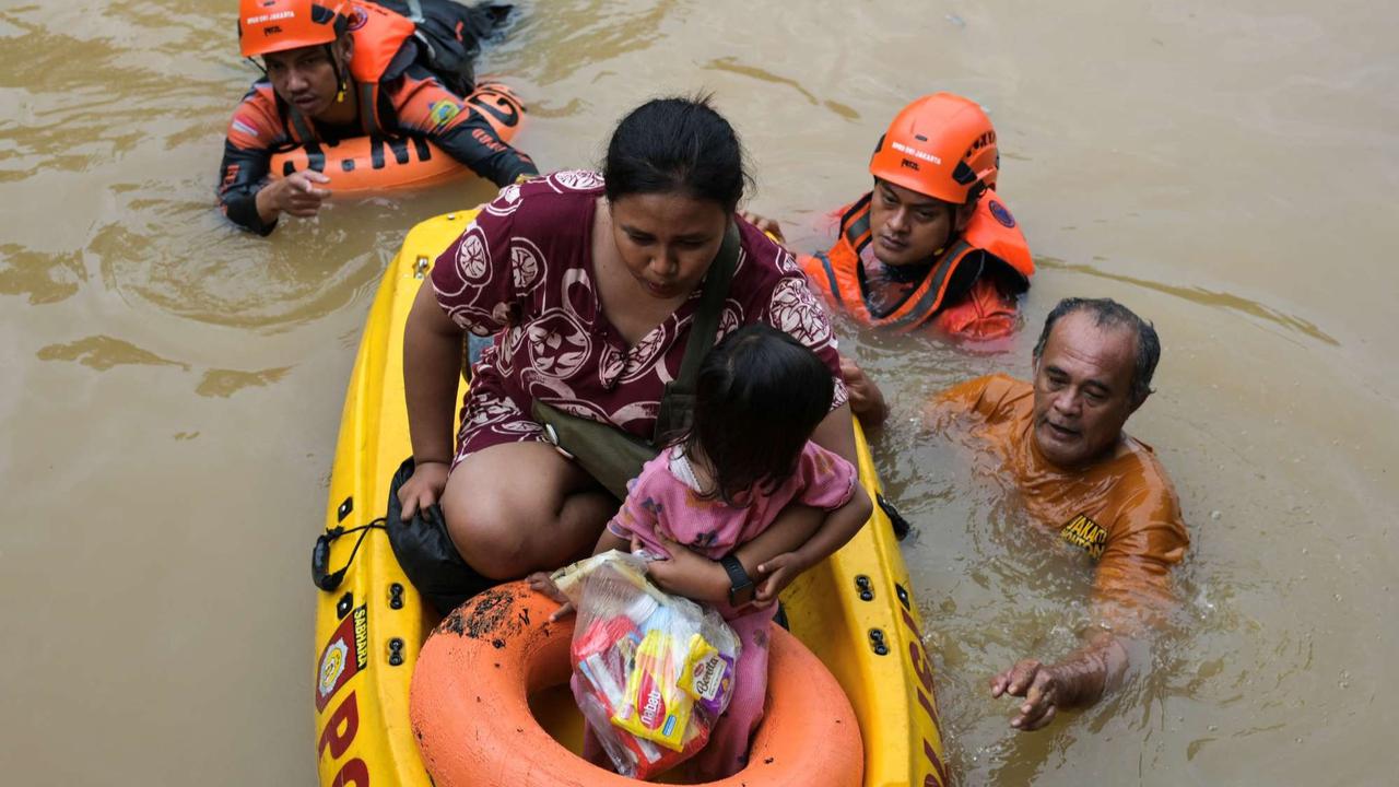 Banjir seatap rumah di Pasar Minggu