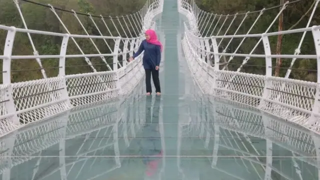 Khofifah saat melintas di jembatan kaca kawasan Bromo. (Istimewa)