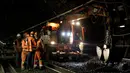 Sejumlah pekerja berdiskusi tentang pembuatan terowongan dan jalur baru kereta api antara Stasiun Charles de Gaulle-Etoile dan Auber, Paris (28/7/2015). Stasiun Charles de Gaulle-Etoile dibuka pada tanggal 1 September 1900. (AFP/KENZO TRIBOUILLARD)