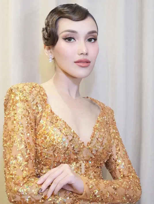 Gala look ala Ayu Ting Ting dengan makeup glam. Rambut yang ditata sedemikian rupa dan makeup glam bernuansa nude berpadu sempurna menghadirkan penampilan yang luar biasa pada Ayu Ting Ting. [Foto: Instagram/ayutingting92]