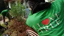 Pekerja dari dinas pertamanan sedang menata tanaman di Taman Langsat, Kebayoran Baru, Jakarta Selatan (Liputan6.com/Andrian Martinus Tunay)