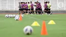 Sejumlah pemain Timnas Indonesia U-23 melakukan pemanasan jelang latihan di Stadion Madya Gelora Bung Karno, Jakarta, Selasa (12/4/2022). Latihan ini persiapan jelang Sea Games 2021 di Hanoi, Vietnam, 12 hingga 23 Mei 2022 mendatang. (Liputan6.com/Helmi Fithriansyah)