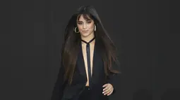 Camila Cabello berjalan di catwalk memakai kreasi dari koleksi L'Oreal Ready To Wear Spring-Summer 2020 selama pekan mode di Paris (28/9/2019). Camila Cabello mengenakan pita hitam untuk menutupi dadanya yang tidak mengenakan bra. (Photo by Vianney Le Caer/Invision/AP)