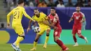 <p>Pemain Yordania, Mousa Altamari, berebut bola dengan pemain Malaysia, Corbin Ong, dalam laga Grup E Piala Asia 2023 yang digelar di Al Janoub Stadium, Al Wakrah, Selasa (16/1/2024). (AP Photo/Aijaz Rahi)</p>