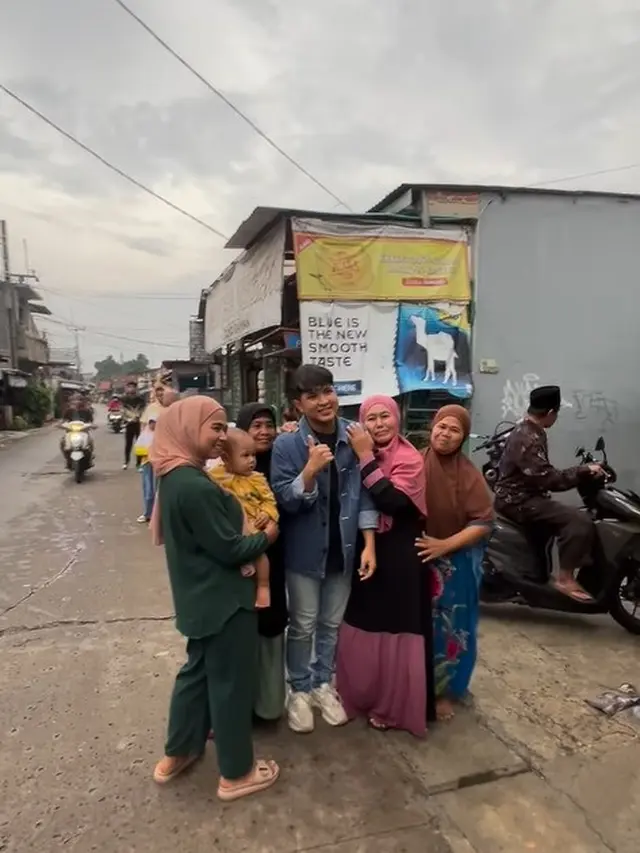 Potret Jirayut pertama kali datang ke kondangan di Indonesia (Sumber: Instagram/jirayutdaa4official)