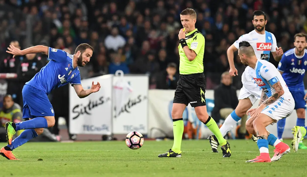 Penyerang Juventus, Gonzalo Higuain, berlari mengejar bola. Napoli mendominasi jalannya laga dengan penguasaan bola hingga 61 persen sedangkan Juventus hanya 39 persen. (AP/Ciro Fusco)