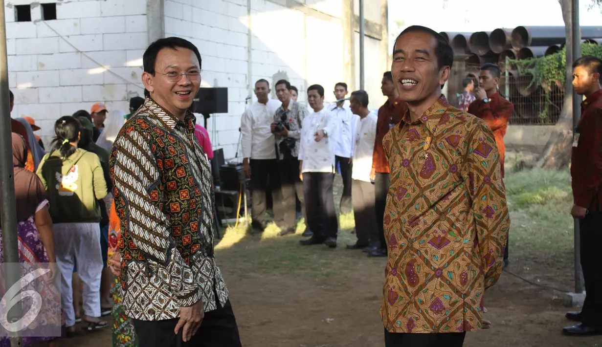 <p>Presiden Jokowi dan Gubernur Ahok saat memberikan sembako di kawasan Cilincing, Jakarta, Kamis (3/9/2015). (Liputan6.com/Gempur M Surya)</p>