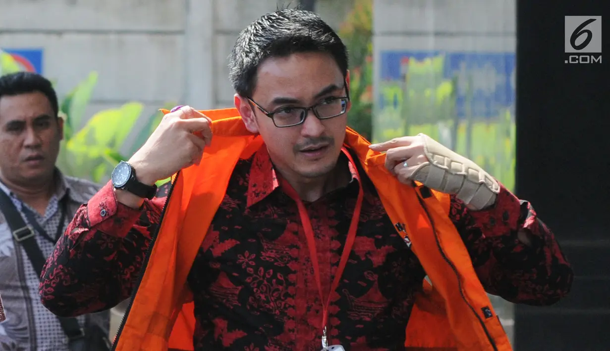 <p>Gubernur Jambi nonaktif Zumi Zola Zulkifli mengenakan rompi oranye tiba untuk menjalani pemeriksaan lanjutan di KPK, Jakarta, Jumat (6/7). Zumi Zola diperiksa terkait dugaan suap pengesahan R-APBD Pemprov Jambi 2018. (Merdeka.com/Dwi Narwoko)</p>