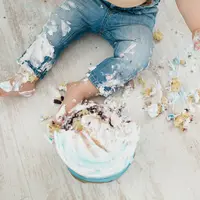 Perilaku melempar barang pada anak sering kali membuat orang tua khawatir dan bingung. Foto: Freepik