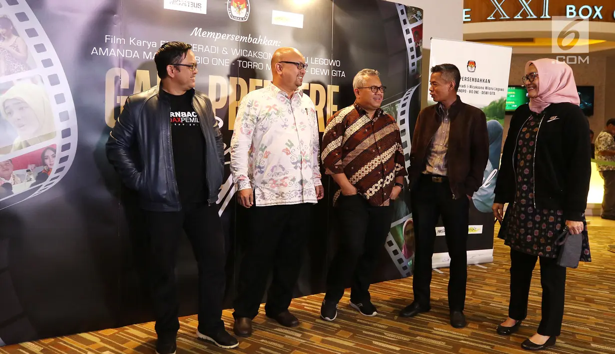 Ketua KPU Arief Budiman (tengah) bersama anggota KPU berbincang sebelum nobar film perdana, Suara April di Jakarta, Jumat (15/3). Film tersebut sebagai bentuk sosialisasi jelang Pilpres dan Pileg pada 17 Apri 2019. (Liputan6.com/Johan Tallo)
