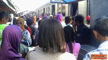 Citizen6, Bojong Gede: Stasiun Bojong Gede padat merayap akibat penumpang KA yang ingin menuju Bogor harus melanjutkan dengan menaiki angkot. Hal ini sempat membuat kemacetan panjang berjam-jam menuju Stasiun Bojong Gede. (Pengirim: Bli Made)