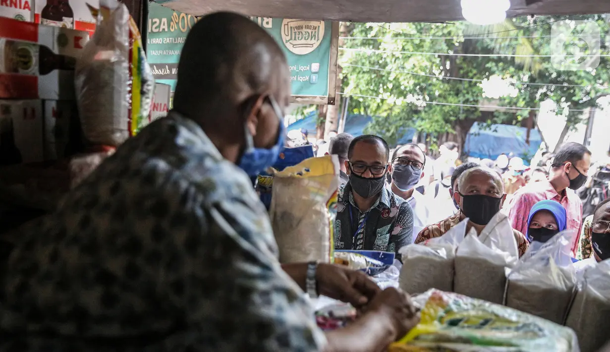 Menteri Koperasi dan Usaha Kecil dan Menengah (UKM) Teten Masduki meninjau pedagang Pasar Cempaka Putih, Jakarta, Kamis (11/6/2020). Kunjungan Menkop UKM tersebut untuk mengecek kondisi perdagangan pasar saat PSBB Transisi. (Liputan6.com/Faizal Fanani)