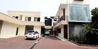 Rumah untuk Poppy Bunga dan Muhammad Fattah Riphat harus useful, artinya nyaman untuk beristirahat dan untuk bersantai juga enak karena ada taman yang indah. (Andy Masela/Bintang.com)