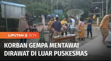 Korban luka terdampak gempa Mentawai dirawat di Puskesmas Betaet, Mentawai, Sumatera Barat, Minggu (11/09) siang. Gempa bermagnitudo 6,1 mengguncang Sumatera Barat, berpusat di 147 kilometer barat laut Kepulauan Mentawai.