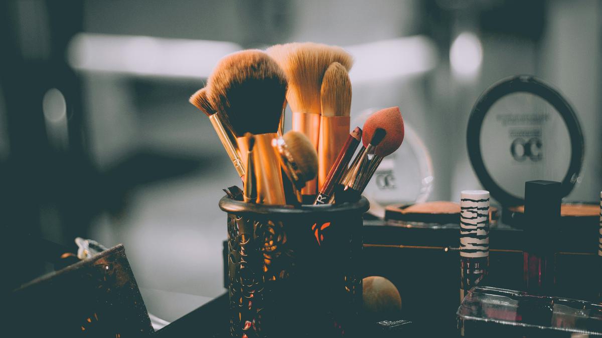 7 Langkah Penting Bersihkan Kuas Makeup agar Kulit Tak Rusak