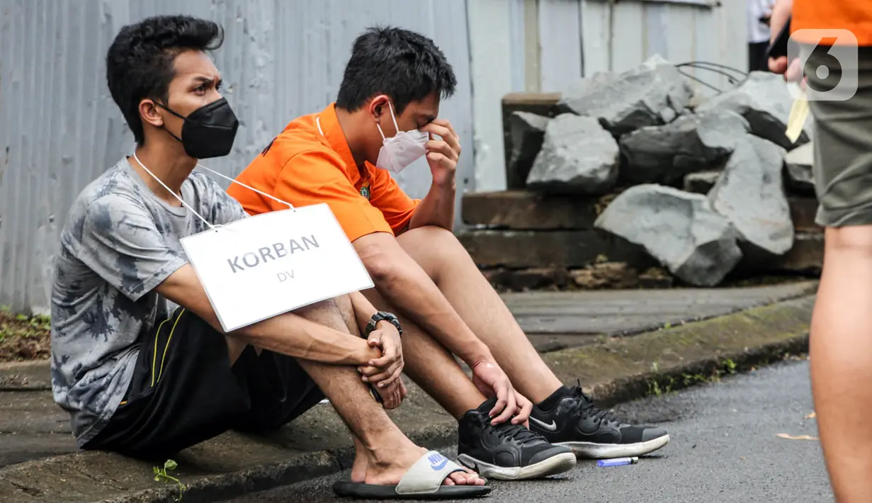 Tersangka Mario Dandy Satriyo bereaksi saat menjalani rekonstruksi penganiayaan David Ozora di Perumahan Green Permata, Jakarta, Jumat (10/3/2023). Sebanyak 23 adegan diperagakan dalam rekonstruksi kasus penganiayaan terhadap Cristalino David Ozora. (Liputan6.com/Faizal Fanani)