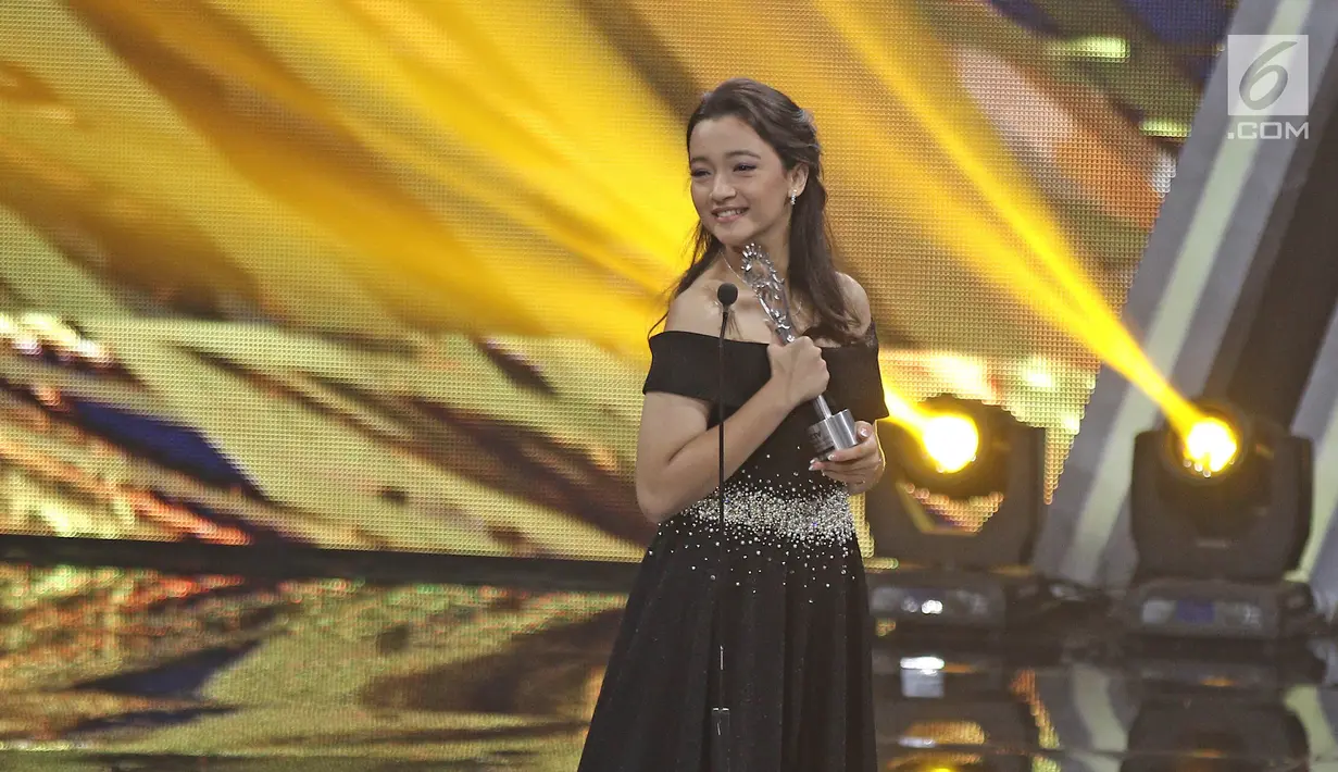 Pesinetron Megan Domani menyampaikan sambutan setelah meraih penghargaan SCTV Awards 2017 di Studio 6 Emtek City, Jakarta, Rabu (29/11). Megan membawa pulang piala untuk  kategori Aktris Pendukung Wanita Paling Ngetop. (Liputan6.com/Herman Zakharia)
