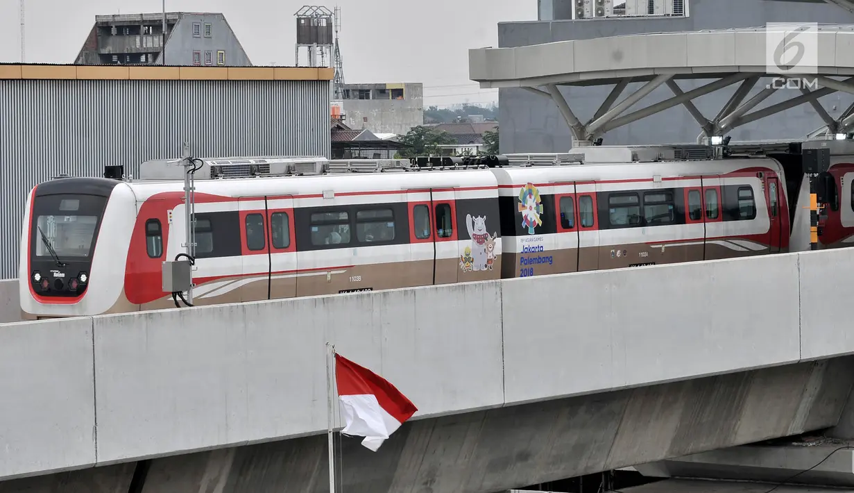 Rangkaian kereta LRT rute Kelapa Gading-Velodrome saat uji coba dari Stasiun Velodrome, Jakarta, Senin (25/2). Ditundanya jadwal beroperasi LRT Kelapa Gading-Velodrome dikarenakan belum selesainya pembangunan signal dan depo. (Merdeka.com/Iqbal S Nugroho)