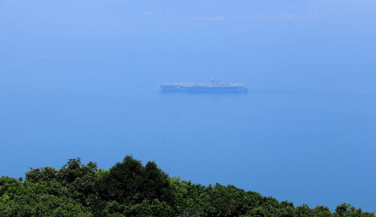 Sebuah kapal induk Amerika Serikat, USS Carl Vinson berlayar di Teluk Danang, Vietnam, Senin (5/3). Angkatan Laut AS itu juga melakukan misi pertukaran kebudayaan, kuliner, dan olahraga antara anggota militer AS dengan Vietnam di atas kapal. (AP/Hau Dinh)