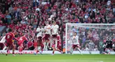 Pemain Liverpool, Dominik Szoboszlai, mencetak gol melalui tendangan bebas ke gawang Arsenal pada laga pekan ketiga Premier League 2025/2026 di Stadion Anfield, Minggu (31/8/2025). (AP Photo/Jon Super)