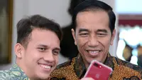 Egy Maulana Vikri dan Presiden Joko Widodo mengabdikan diri untuk berfoto selfie di Istana Merdeka, Jumat (23/3). Egy Maulana tampil memukau bersama Timnas U-19 lalu dipinang klub Polandia Lechia Gdansk. (Kris - Biro Pers Setpres)