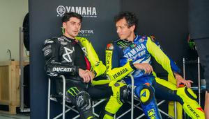 Valentino Rossi (kanan) bersama pembalap VR46, Fabio Di Giannantonio di Sirkuit Mandalika, Lombok hari Jumat (29/01/2026). (MGPA)
