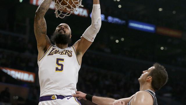 Pemain Lakers Tyson Chandler melakukan dunk saat mengalahkan Kings di lanjutan NBA