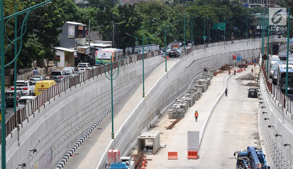 Kondisi pembangunan Underpass Mampang di Jakarta, Senin (12/3). Menurut Dinas Bina Marga DKI Jakarta, proyek dengan anggaran Rp 33 miliar tersebut ditargetkan rampung pada April 2018 mendatang.  (Liputan6.com/Immanuel Antonius)