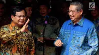 Ketua Umum Partai Gerindra Prabowo Subianto (kiri) bersama Ketua Umum Partai Demokrat Susilo Bambang Yudhoyono atau SBY (kanan) usai bertemu di Jakarta, Senin (30/7). Demokrat mengusung Prabowo sebagai capres 2019. (Liputan6.com/JohanTallo)