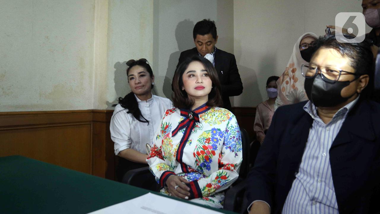 Sidang Perdana Dewi Perssik dan Angga Wijaya