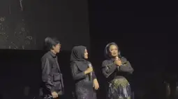Menariknya, momen Aurel Hermansyah manggung ini juga didampingi Krisdayanti. Momen duet Aurel Hermansyah duet bareng sang ibu ini sukses banjir pujian dari netizen. Ibu anak dan menantu ini kompak menyanyikan lagu karya Krisdayanti. (Liputan6.com/IG/aurelie.hermansyah)