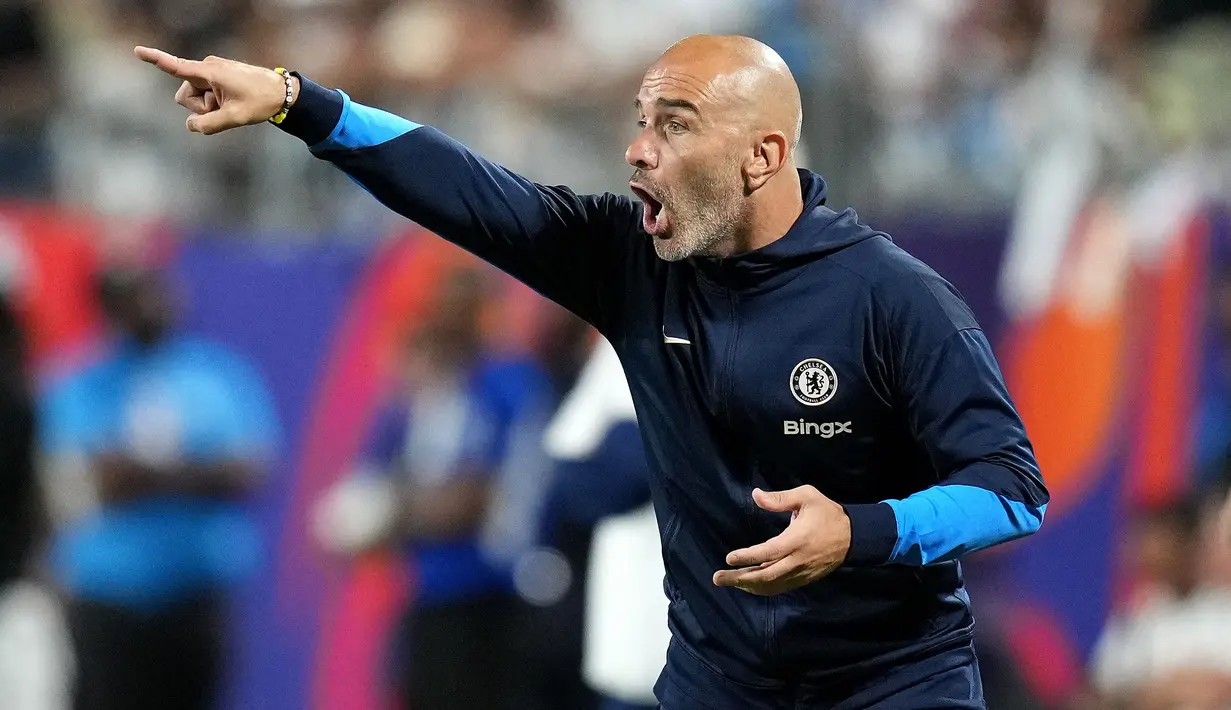 Pelatih asal Italia berusia 44 tahun, Enzo Maresca didatangkan Chelsea dari Leicester City untuk mengarungi Premier League musim 2024/2025 menggantikan Roberto De Zerbi. Leicester City sendiri mampu dibawanya kembali ke Premier League pada musim 2024/2025 setelah menjuarai Championship 2023/2024, namun ia lebih memilih menerima tawaran membesut The Blues. (AFP/Getty Images/Grant Halverson)