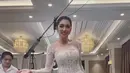 Warganet pun ramai memuji kecantikan Angel Karamoy yang seolah tak menua. Banyak yang berharap ia suatu hari nanti benar-benar mengenakan baju pengantin di hari bahagianya. Sejak bercerai pada 2016, kehidupan asmara dan sosok suami Angel Karamoy di masa depan kerap menjadi perbincangan. (Liputan6.com/IG/@realangelkaramoy)