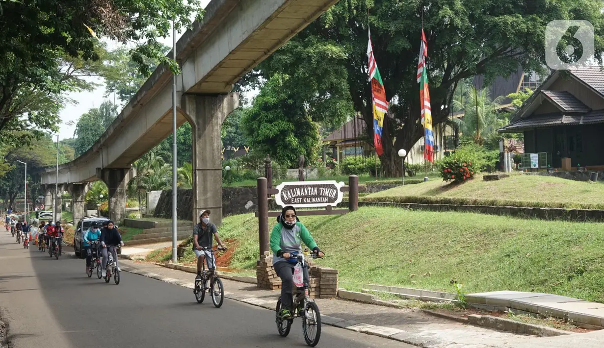 <p>Wisatawan bersepeda mengelilingi obyek wisata Taman Mini Indonesia Indah (TMII) di Jakarta, Minggu (21/6/2020). Setelah tidak beroperasi akibat pandemi, pengelola membuka kembali TMII dengan menerapkan protokol kesehatan pencegahan COVID-19 dan pembatasan pengunjung. (Liputan6.com/Immanuel Antonius)</p>