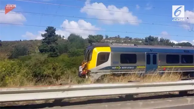 Beredar video aksi nekat seorang remaja di Selandia Baru yang bergelantungan di kereta api.