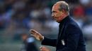 Pelatih anyar Italia, Giampiero Ventura, memberikan pengarahan saat laga melawan Spanyol. Pertandingan melawan Prancis ini merupakan debut pelatih baru Gli Azzurri yang menggantikan posisi Antonio Conte. (AFP/Alberto Pizzoli)