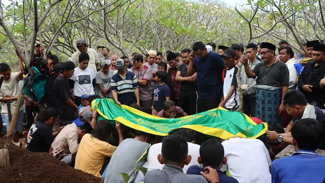 Proses pemakaman salah satu korban tragedi kerusuhan suporter di kanjuruan malang asal Probolinggo (Istimewa)