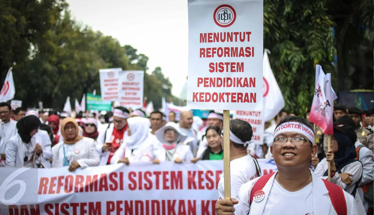 Ratusan dokter yang tergabung dalam Ikatan Dokter Indonesia (IDI) melakukan aksi unjuk rasa di Ibu Kota hari ini, Senin (24/10). Demo itu untuk menuntut pemerintah agar membatalkan Program Dokter Layanan Primer (DLP). (Liputan6.com/Faizal Fanani)
