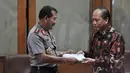 Menristek Mohammad Nasir memberikan dokumen berupa data perguruan tinggi ilegal kepada Kapolri Badrodin Haiti, Jakarta, Selasa (26/5/2015). (Liputan6.com/Herman Zakharia)