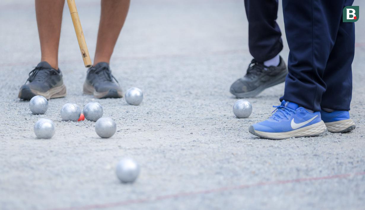 Penampakan bola yang dipakai olahraga Petanque di Lapangan Latih Dua Kompleks 700th Anniversary of Chiang Mai Stadium, Kamis (11/12/2025).